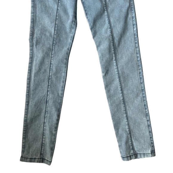 Studio F Blue Jean - 6 - Picture 8 of 16